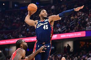 强势反弹！米切尔上半场10中1仅得3分 下半场26分&关键7分反超