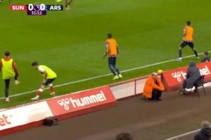 主场抢下1分！太阳报：应对阿森纳的威胁，桑德兰把广告牌前移