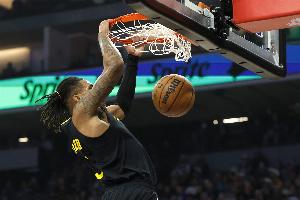 防守反击！理查德轻舒猿臂断球一条龙轻松上篮得分