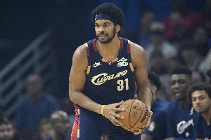 防不了！哈克斯补防阿伦扣篮无果 自己还摔倒