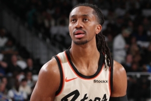 救世主！双向球员詹金斯17中9拿24分8板3助4断 末节16分&绝平三分