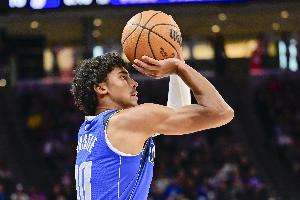 优秀3D！克里斯蒂12投5中&三分8中3砍下15分5板3助3帽