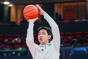 内外开花！朱俊龙半场7中5砍全队最高13分 三分2中1