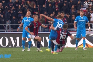 罗基：霍伊伦肘击应该吃红牌，但弗格森掩面的夸张反应影响了判罚