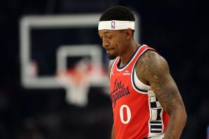 还有这伤呢！快船GM：比尔臀部伤将完全康复 膝盖炎症也一起解决