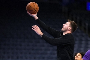 客战卫冕冠军！湖人官推晒踩场训练照 东契奇里夫斯领衔