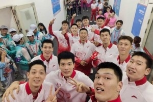溢出屏幕的喜悦！徐杰晒球队夺金后合影：广东兄弟一起赢！