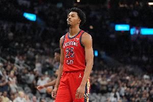 三分略铁！墨菲出场39分钟18中8&三分11中3拿22分 另有6板5助1断