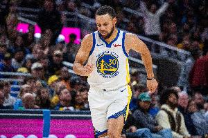 库里生涯得分来到25616分 超越英格利什升至NBA历史第23位！