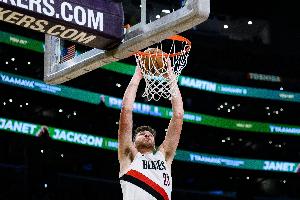 打得挺强硬！克林根45度角切入接夏普分球强起放篮打成2+1