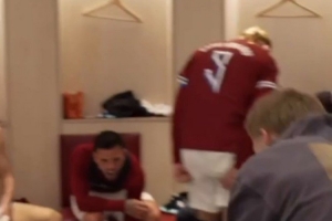 世界杯我们来了！哈兰德赛后与队友在更衣室内载歌载舞庆祝