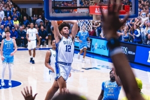 全能！卡梅隆·布泽尔35分12板5助3抢断3封盖 带领杜克38分大胜