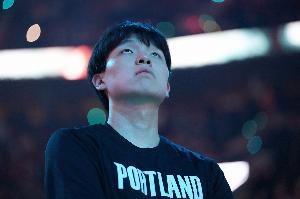 帮助队友反击得分！杨瀚森点抢篮板给队友 混响反击得分