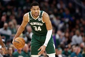 苦苦支撑！字母哥强攻布朗尼 杀到内线上篮得手