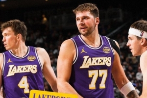 大胜雄鹿！湖人发布赢球海报：东契奇C位当之无愧 小里克内入镜