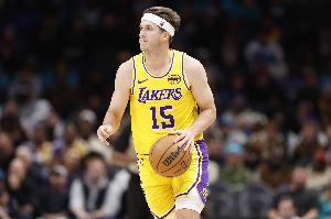 先拔头筹！里夫斯持球突破 晃开防守中投颠进篮筐