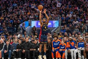 连珠炮！穆迪外线开火三分再中 帮助球队占据场上主动