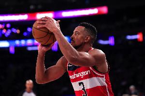 迅速调整！麦科勒姆第三节6中5独得14分 上半场仅6中1