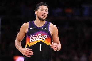 外线没开依旧得分上双！布克打满首节三分4中0拿12分2板2助