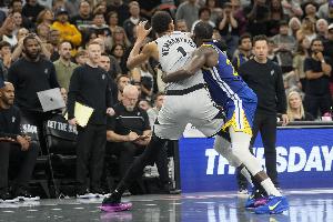 追梦：文班就像KD一旦出手绝对没法干扰 你只能在他接球前想办法