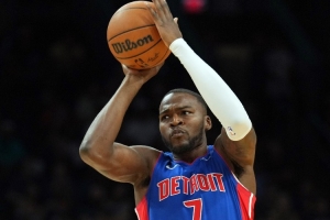 能文能武！保罗·里德奋力抢下前板 脑后传球助飞格林双手暴扣