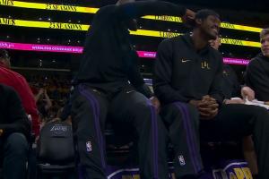 0分1助！詹姆斯打了五分半下场休息 与范德彪嬉戏打闹