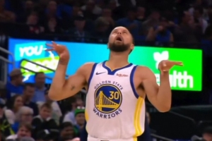 哪里来的小学生？库里投中三分后抽抽鬼脸嘲讽萨格斯