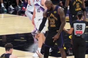 里夫斯投进3+1倒地 詹姆斯数手指卡节奏庆祝后拉起拥抱