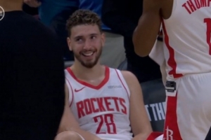 好险~差点当背景！裁判确认阿伦隔扣进攻犯规 申京毛巾一扔笑了~