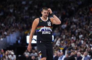 5失误有失水准！约基奇开局没睡醒&后半节找回状态 首节10+4+4