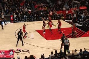 没进球没关系！杨瀚森抢到进攻篮板 随后不看人传球助攻格兰特3分