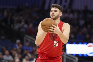 互相学习！克林根前场板妙传队友上空篮得分