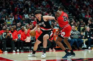 杨瀚森首月略有进步但还得继续练级 先去G联赛证明浅水困不住真龙