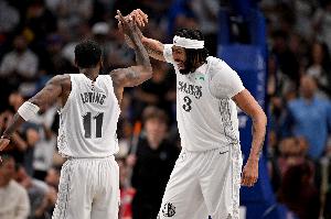 名记：独行侠倾向送走浓眉留欧文 后者和弗拉格在训练中关系融洽