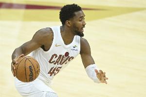 砍瓜切菜！米切尔第三节独得14分 三节贡献26分7板4助