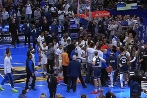 打完球打架？赛后华盛顿和费尔斯起冲突 但被拉开没有判罚