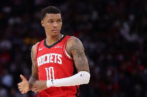 太低级！小贾巴里·史密斯关键时刻踩线失误 火箭白白交出球权