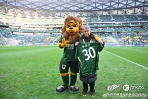 国安俱乐部为奉献了三十载岁月的厨师李宗元举办了“退役仪式”