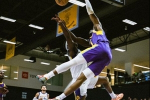 阿杜·蒂耶罗在G联盟现惊天空接隔扣 把防守球员彻底撞翻了