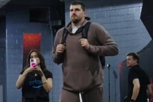 塞尔维亚大白熊抵达休斯敦！掘金晒约基奇“熊”赳赳阔步进场