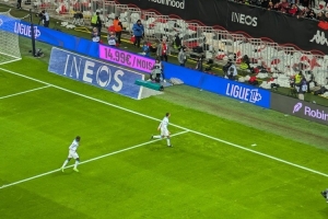 格林伍德挑衅尼斯球迷被投掷杂物，导致队友埃莫森被打火机砸中