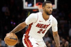 好在无大碍！鲍威尔腹股沟拉伤一瘸一拐回更衣室 现已回到替补席