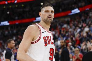 2+2！布泽利斯打进并造成犯规 加罚没有但武切维奇补篮得手