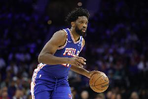 右膝仍酸痛！纳斯：恩比德渴望出战训练很勤勉 会遵循医生建议