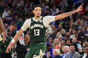 多余了啊！罗林斯顶着CC上篮 要求加罚吃T2-1