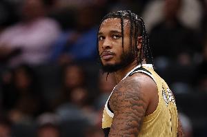 风卷残云！惠特摩尔一条龙直杀篮下 起飞隔扣杰伦·史密斯打2+1