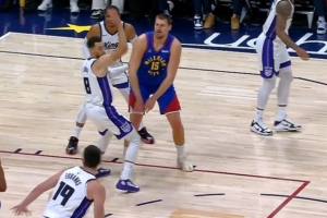 你只管飞！约基奇拿球吸引防守 击地妙传助攻沃特森吃饼暴扣