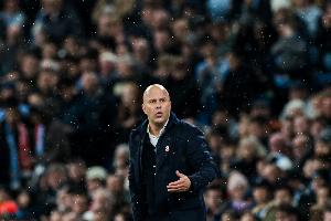 又被群嘲...利物浦跟队：森林球迷在看台唱“斯洛特明早就下课”