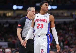 赛季首秀！艾维复出15分钟6中4拿到10分1板2助1断