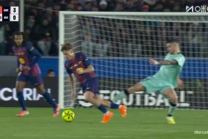 巴萨多打一人！桑赛特凶狠踢倒费尔明，被直红罚下